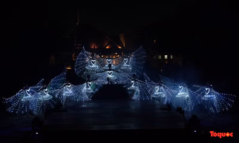 Bailes divertidos, sonidos explosivos y colores vibrantes de los magníficos trajes de los actores brindan a los visitantes momentos memorables del verano.