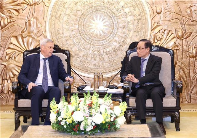 El jefe de la Comisión de Asuntos Exteriores del PCV, Le Hoai Trung (derecha), conversa con el primer viceministro de Asuntos Exteriores de Rusia, Vladimir Titov. (Foto: VOV)