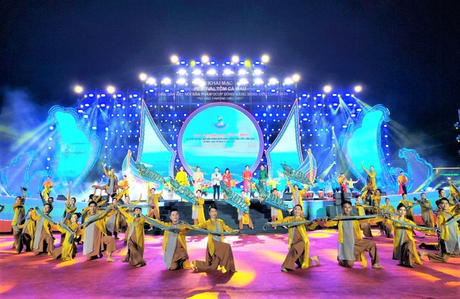 Programa artístico para celebrar el Festival del Camarón Ca Mau. (Foto: tienphong.vn)