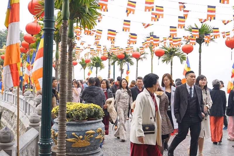 Ir al templo a adorar a Buda a principios de año se ha convertido en un rasgo cultural tradicional, un hábito en la vida espiritual de muchos vietnamitas. Ir al templo a adorar a Buda a principios de año se ha convertido en un rasgo cultural tradicional, un hábito en la vida espiritual de muchos vietnamitas.