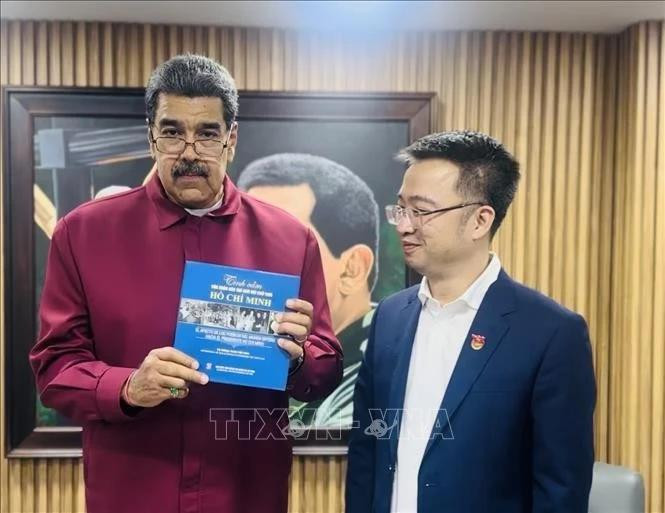El presidente de Venezuela, Nicolás Maduro, y Nguyen Tuong Lam, secretario de la Unión de Jóvenes Comunistas Ho Chi Minh. (Foto: VNA)