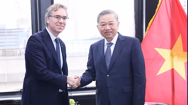 El secretario general del PCV y presidente de Vietnam, To Lam, y Juan Ignacio Rubiolo, vicepresidente permanente de la corporación de energía AES.