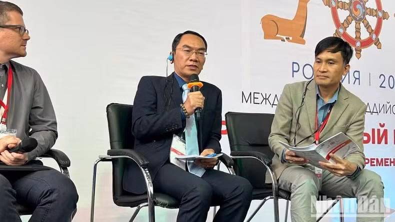 El Profesor Asociado y Dr. Chu Van Tuan, Director del Instituto de Estudios Religiosos de la Academia Vietnamita de Ciencias Sociales, interviene en el debate en grupo. (Foto: Comité Organizador) El Profesor Asociado y Dr. Chu Van Tuan, Director del Instituto de Estudios Religiosos de la Academia Vietnamita de Ciencias Sociales, interviene en el debate en grupo. (Foto: Comité Organizador)