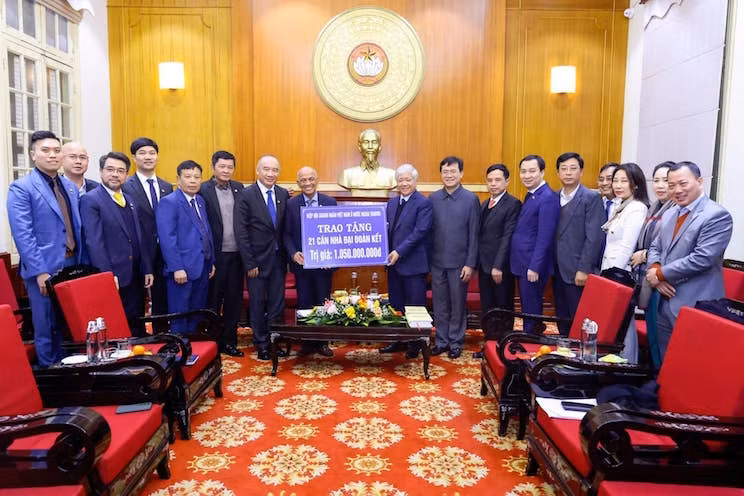 Acto de entrega simbólica. (Foto: Foto de cortesía del Comité Central del Frente de la Patria de Vietnam)