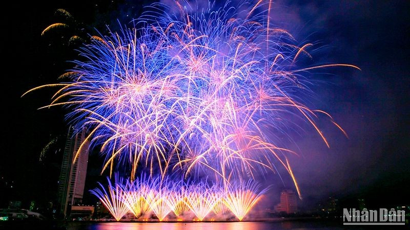 Espectáculo de fuegos artificiales de los equipos de Vietnam y Finlandia (Foto: Nhan Dan)