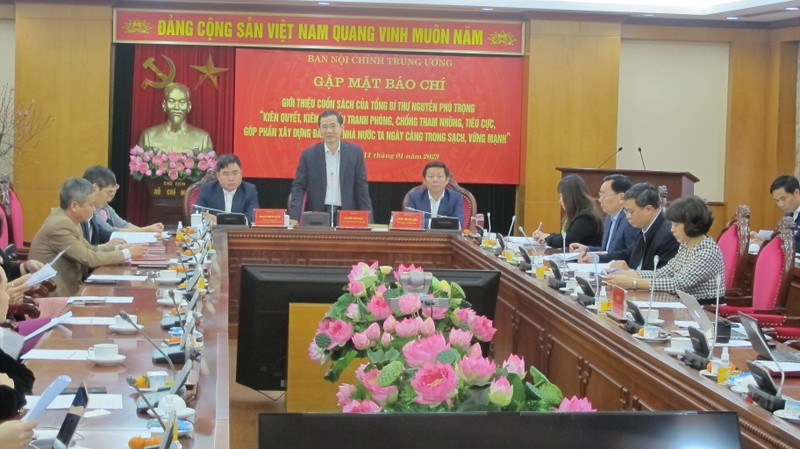 El subjefe de la Comisión de Asuntos Internos, Nguyen Thai Hoc en la rueda de prensa (Fotografía: Nhan Dan)