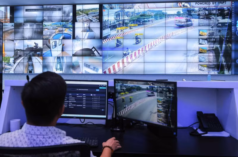 El Centro de Operaciones Inteligentes (COI) de la provincia de Binh Duong desempeña diversas funciones, como el análisis de datos socioeconómicos, la supervisión de la eficiencia de las operaciones del gobierno local y los servicios públicos, y la gestión y resolución de infracciones de tránsito, entre otras.