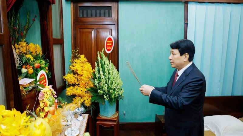 El presidente vietnamita, Luong Cuong, ofrenda incienso en memoria del Presidente Ho Chi Minh en la Casa 67 (Foto: VNA)