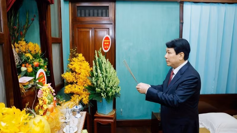 El presidente vietnamita, Luong Cuong, ofrenda incienso en memoria del Presidente Ho Chi Minh en la Casa 67 (Foto: VNA)