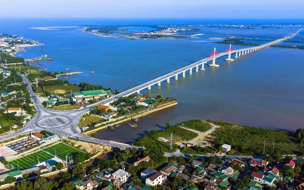 El puente Cua Hoi cruza el río Lam, contribuyendo a promover el desarrollo de la provincia de Nghe An (Foto: nhandan.vn)