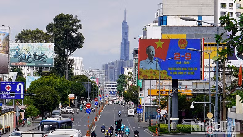 Todas las carreteras que conducen al centro de la urbe están decoradas con banderas, pancartas, carteles y flores para conmemorar la gran fiesta nacional.