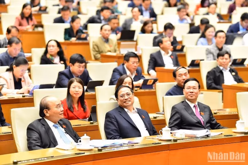 El presidente Nguyen Xuan Phuc, el primer ministro Pham Minh Chinh, el miembro permanente del Secretariado del Comité Central del Partido Comunista, Vo Van Thuong, asisten a la sesión.