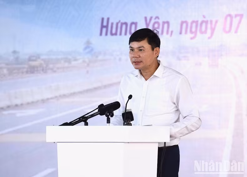 Nguyen Le Huy, vicepresidente del Comité Popular de la provincia de Hung Yen, habla en el acto.