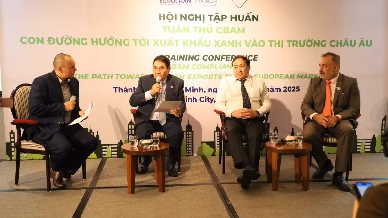 Expertos debaten sobre el Mecanismo de Ajuste Fronterizo de Carbono en la conferencia.