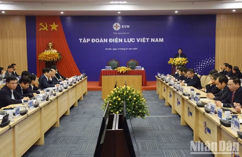 El primer ministro de Vietnam, Pham Minh Chinh, en el encuentro de trabajo con el Grupo nacional de Electricidad. (Foto: VNA)