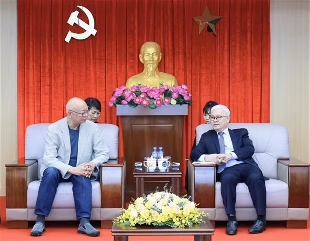 En la reunión entre Nguyen Van Loi, secretario del Comité Partidista (derecha) y Mitani Mitsuru, asesor especial del grupo Mitani Sangyo de Japón (Foto: VNA)