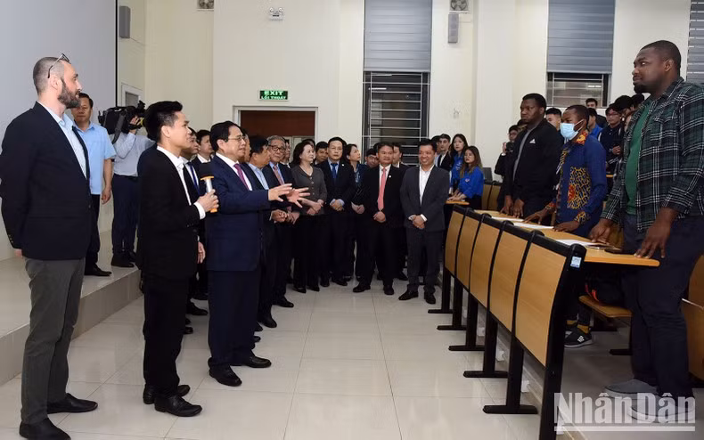 Premier vietnamita en una clase de cultura internacional donde asisten muchos estudiantes extranjeros.