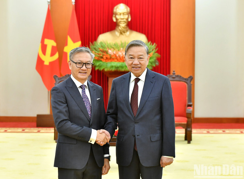 El secretario general del Partido Comunista de Vietnam, To Lam (derecha), recibe al ministro de Relaciones Exteriores de Laos, Thongsavanh Phomvihane. (Foto: Nhan Dan)
