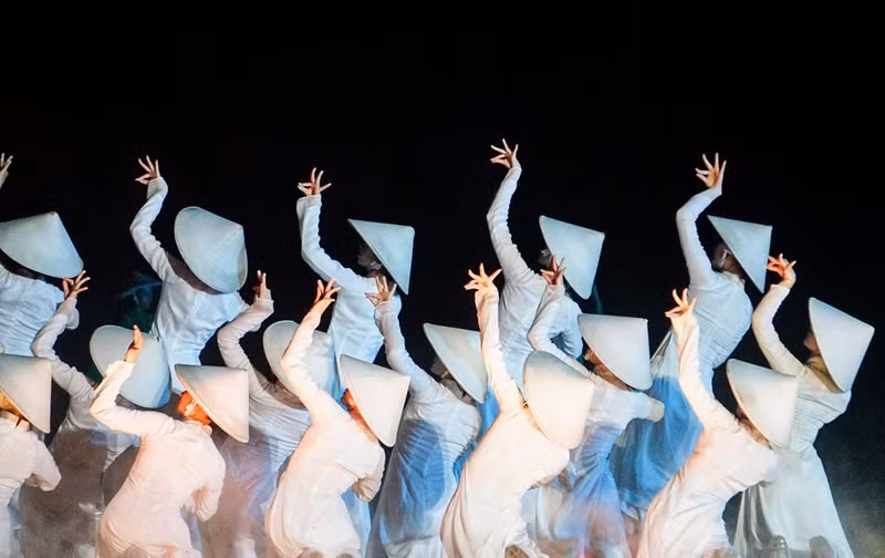 El acto final cierra con la belleza de una mujer vietnamita, cercana y querida, que recrea la Hoi An actual, aún antigua pero con un aliento moderno. El acto final cierra con la belleza de una mujer vietnamita, cercana y querida, que recrea la Hoi An actual, aún antigua pero con un aliento moderno.