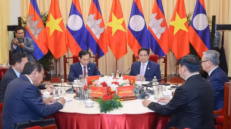 El primer ministro vietnamita, Pham Minh Chinh, mantiene una sesión de trabajo con sus homólogos de Camboya, Hun Manet, y de Laos, Sonexay Siphandone, (Foto: Nhan Dan)