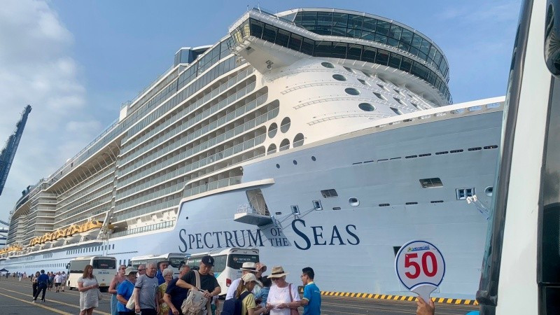 Arriba a provincia vietnamita súper crucero con miles de turistas 