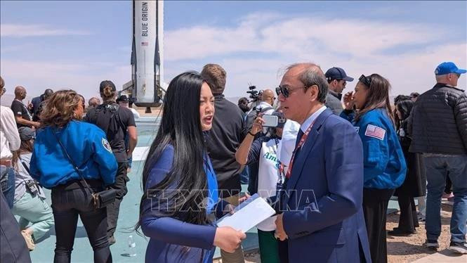 El embajador de Vietnam en Estados Unidos, Nguyen Quoc Dung, entrega carta de felicitaciones del presidente Luong Cuong a Armanda Nguyen, la primera mujer de origen vietnamita en viajar al espacio. (Foto: VNA)