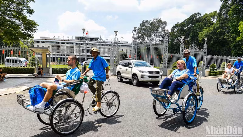 Turistas extranjeros visitan Ciudad Ho Chi Minh (Foto: Nhan Dan)
