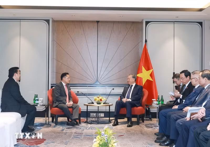 El secretario general del Partido Comunista de Vietnam, To Lam, recibe a Patrick Walujo, director general y presidente de Gojek Group y Garibaldi Thohir, presidente de la empresa PT Alamtri Resources. (Foto: Thong Nhat/VNA)