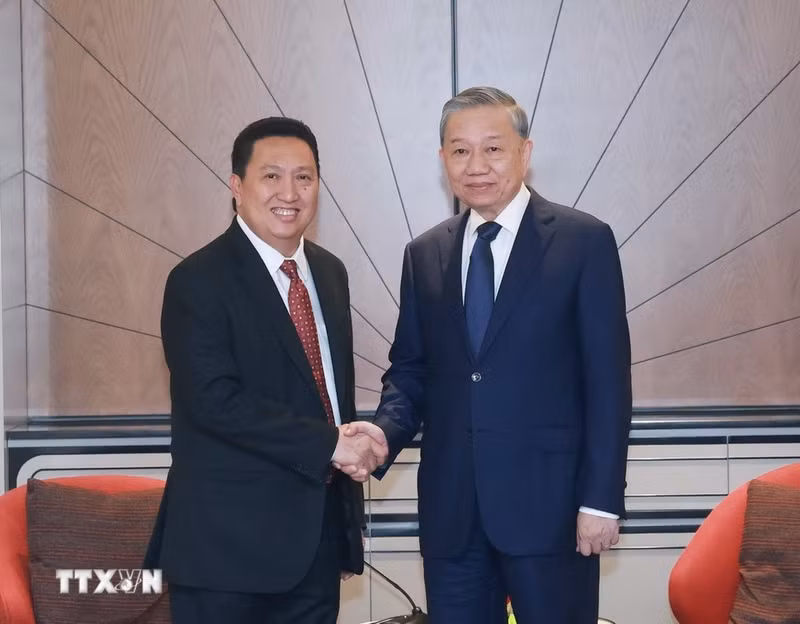 El secretario general del Partido Comunista de Vietnam, To Lam, y Garibaldi Thohir, presidente de la empresa PT Alamtri Resources. (Foto: Thong Nhat/VNA)