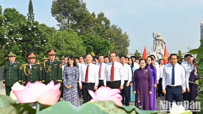 El secretario del Comité del Partido Comunista en Ciudad Ho Chi Minh, Nguyen Van Nen y otros dirigentes de la urbe ofrecen flores e incienso en memoria de los mártires de guerra y las Madres Heroicas Vietnamitas.