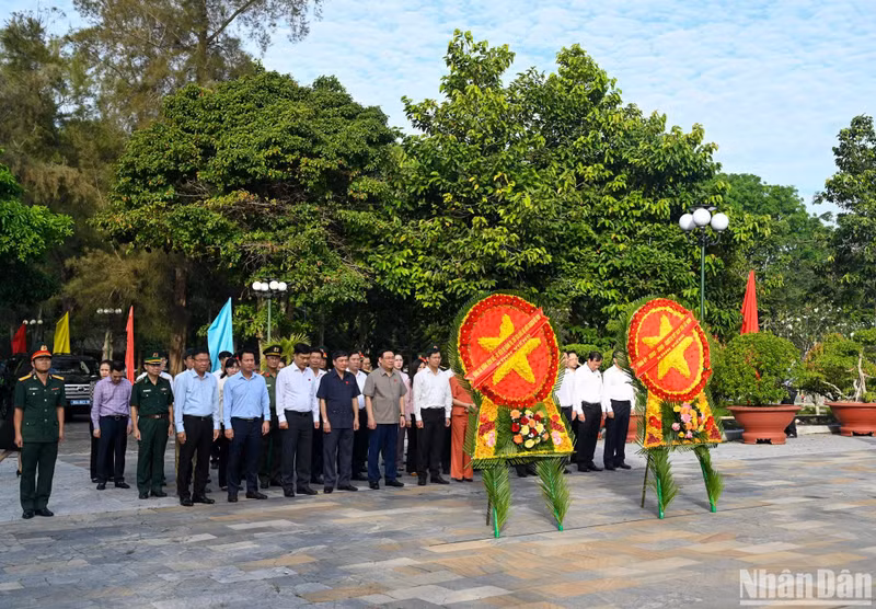 El titular de la Asamblea Nacional vietnamita, Vuong Dinh Hue, y los delegados ofrecen inciensos en el Cementerio de los Mártires de la Colina 82. El titular de la Asamblea Nacional vietnamita, Vuong Dinh Hue, y los delegados ofrecen inciensos en el Cementerio de los Mártires de la Colina 82.