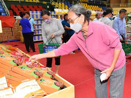 Los pobladores van a los mini supermercados (Fotografía: https://www.sggp.org.vn/)