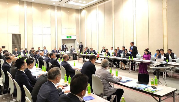 El presidente del Comité Popular local, Pham Anh Tuan, interviene en una reunión de promoción de inversión nipona (Foto:VNA)