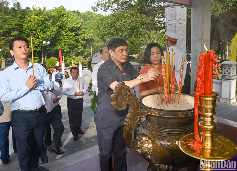 El secretario general y jefe de la Oficina Parlamentaria, Bui Van Cuong, y la jefa de la Comisión de Asuntos de Diputados del Comité Permanente del Parlamento, Nguyen Thi Thanh, en el evento. El secretario general y jefe de la Oficina Parlamentaria, Bui Van Cuong, y la jefa de la Comisión de Asuntos de Diputados del Comité Permanente del Parlamento, Nguyen Thi Thanh, en el evento.