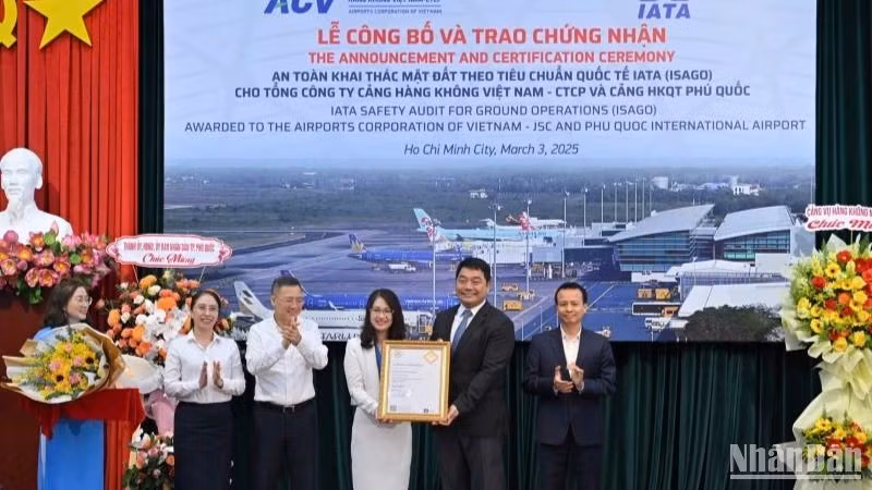 El representante de la IATA entrega el certificado Isago a los directivos de la ACV.