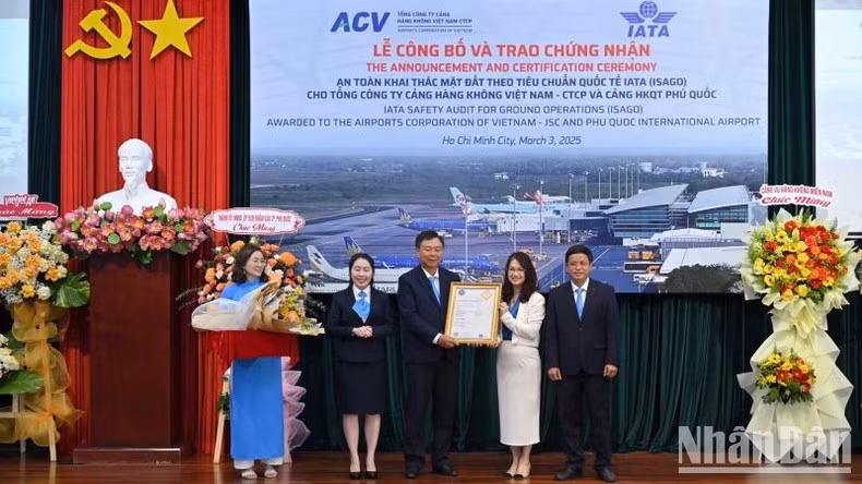 El representante de la IATA entrega el certificado Isago a los directivos del aeropuerto internacional de Phu Quoc.
