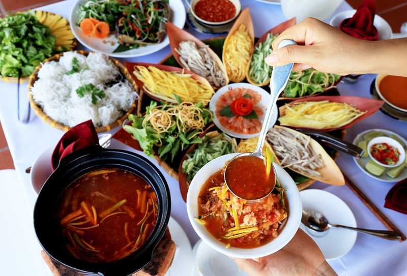 Disfrutar Hot pot típico de pescadores de provincia de Binh Thuan
