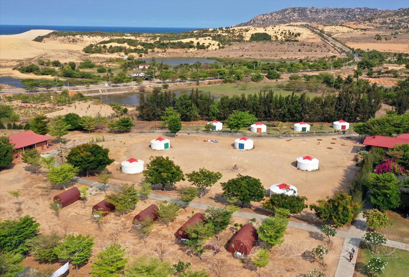 Un rincón de la zona turística de Tanyoli de 10 hectáreas, en el pueblo de Son Hai, distrito de Thuan Nam, provincia de Ninh Thuan; y más allá se encuentran las dunas de arena de Nam Cuong y la playa