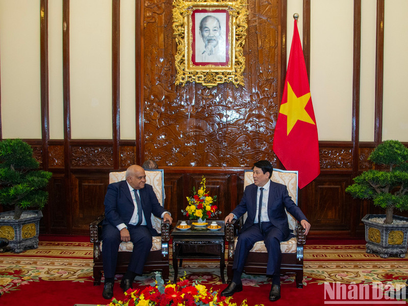 El presidente de Vietnam, Luong Cuong (derecha), recibe al embajador de Cuba, Orlando Nicolás Hernández Guillén. (Foto: Nhan Dan)