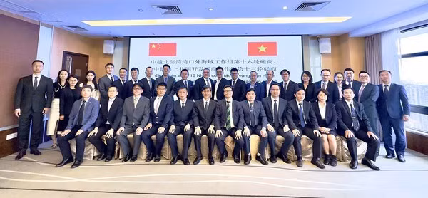 Dos delegaciones tomaron foto de recuerdo. (Foto: baoquocte.vn)