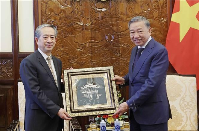 El presidente de Vietnam, To Lam (derecha), entrega un regalo al embajador saliente de China, Xiong Bo (Foto: VNA)