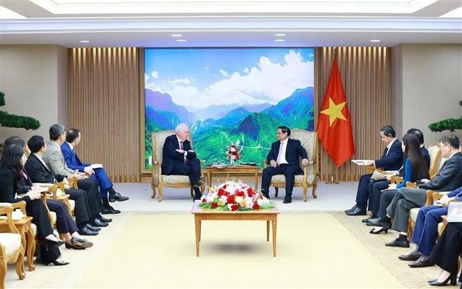 El primer ministro Pham Minh Chinh (centro, derecha) y Thomas Vallely, presidente del consejo directivo de la Universidad Fulbright de Vietnam, en su reunión en Hanói el 17 de julio. (Foto: VNA)