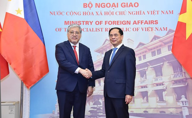 El canciller vietnamita, Bui Thanh Son, y su homólogo filipino, Enrique Manalo (Foto: la Cancillería vietnamita)