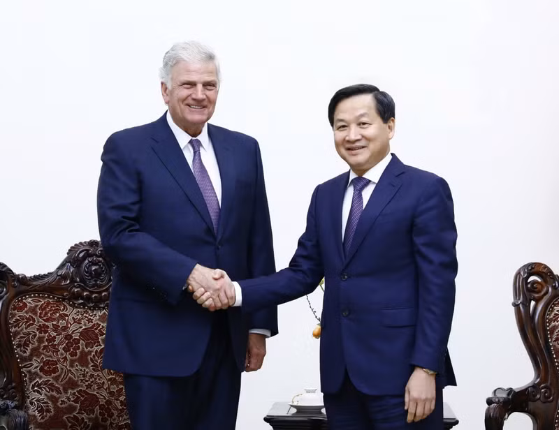 El viceprimer ministro Le Minh Khai.y el pastor Franklin Graham, presidente y director general de Samaritan´s Purse International Relief, una organización evangélica humanitaria de Estados Unidos. (Foto: VOV)