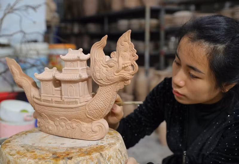 El espécimen de cerámica "Ngu Long Khanh Hoi" toma la idea del rey Ly Cong Uan montando un barco dragón para contemplar el paisaje de las montañas de Dai Viet.