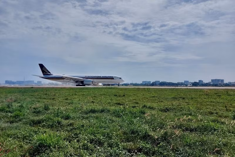 Un avión en pista del aeropuerto internacional Tan Son Nhat en Ciudad Ho Chi Minh. (Foto: VNA)