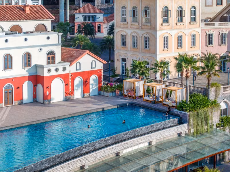Piscina infinita con vistas al océano en La Festa Phu Quoc – Curio Collection by Hilton