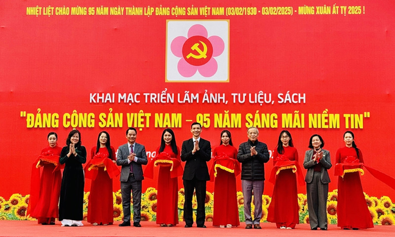 Delegados cortan la cinta de apertura (Foto: baoxaydung.com.vn)