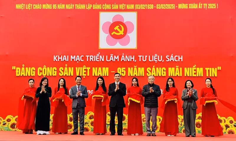 Delegados cortan la cinta de apertura (Foto: baoxaydung.com.vn)