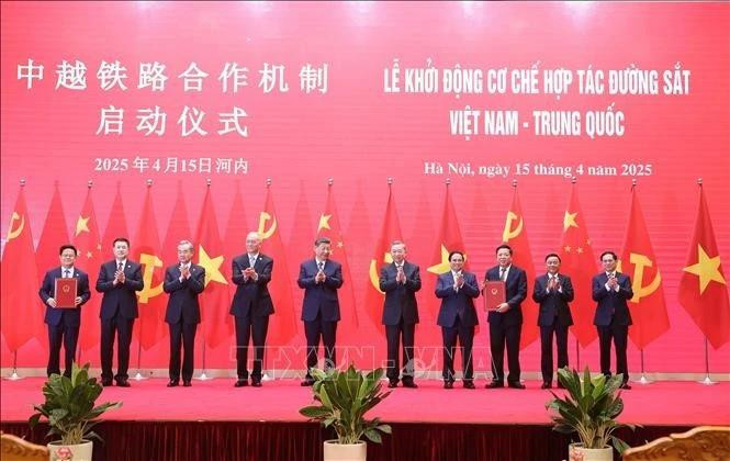 El secretario general To Lam, el secretario general y presidente Xi Jinping y los delegados presencian la ceremonia del lanzamiento del mecanismo de cooperación ferroviaria Vietnam-China. (Foto: VNA)